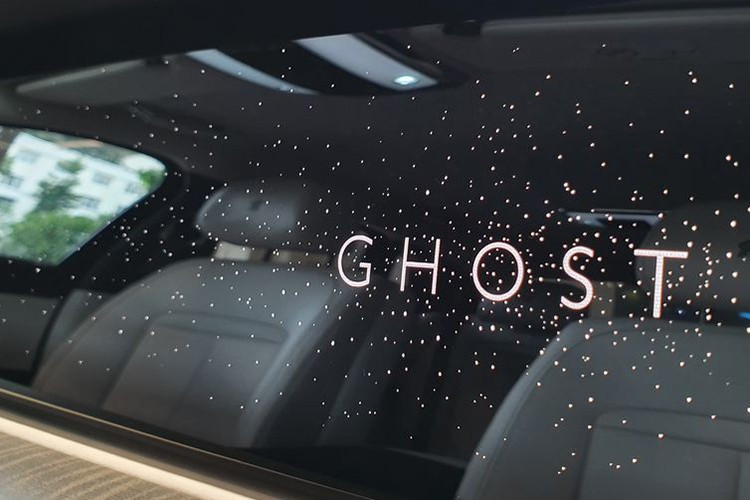 Không phải là tùy chọn đắt đỏ, Rolls-Royce Ghost thế hệ mới đã sở hữu luôn bầu trời sao trên trần xe, thậm chí khách hàng có thể chi tiền để nhìn thấy bầu trời sao đúng với ngày mình sinh ra hay các chòm sao có thể di chuyển y hệt như ngày chủ nhân của xe cất tiếng khóc chào đời.