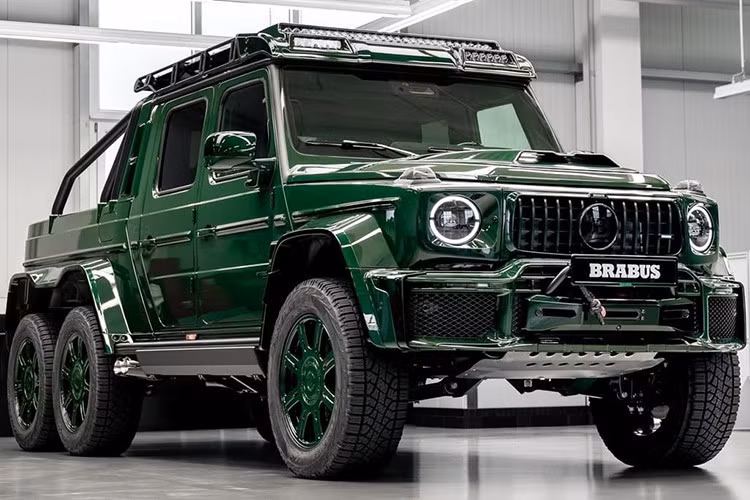 Mercedes-AMG G63 độ Brabus XLP 800 6x6 Adventure là 1 sản phẩm đỉnh cao, và khác với xe đầu tiên lộ diện cách đây vài tháng mang một vẻ ngoài đen tuyền, chiếc trong bài này được phủ lên ngoại thất lớp sơn xanh lá cây vô cùng rực rỡ.
