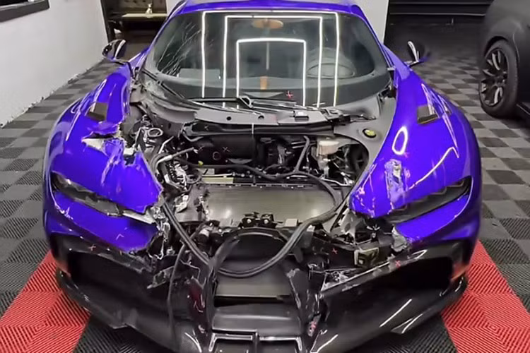 Cung cấp sức mạnh cho Chiron Pur Sport vẫn là động cơ W16 8.0L với bốn bộ tăng áp, sản sinh 1.500 mã lực và 1.600 Nm mô-men xoắn. Nhờ hộp số tinh chỉnh với tỉ số truyền ngắn hơn, xe có khả năng tăng tốc từ 0-100 km/h chỉ trong 2,3 giây và đạt tốc độ tối đa 350 km/h.