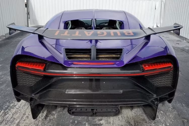 Dù không may gặp nạn, chiếc Chiron Pur Sport này vẫn là minh chứng cho giá trị siêu hiếm và độ “xa xỉ” đúng nghĩa của Bugatti - nơi mọi chi tiết, dù là nhỏ nhất, cũng có giá bằng cả một chiếc siêu xe khác.