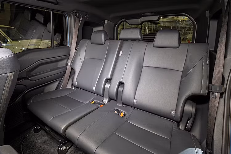 Toyota cho biết khung gầm xe đã được gia cố nhằm tăng độ cứng thân, cải thiện độ ổn định và khả năng xử lý trong nhiều điều kiện vận hành. Hãng cũng đã thực hiện nhiều bài thử nghiệm off-road thực tế để đảm bảo mẫu xe nhỏ nhất trong gia đình Land Cruiser vẫn giữ được phẩm chất "địa hình" đáng tin cậy.