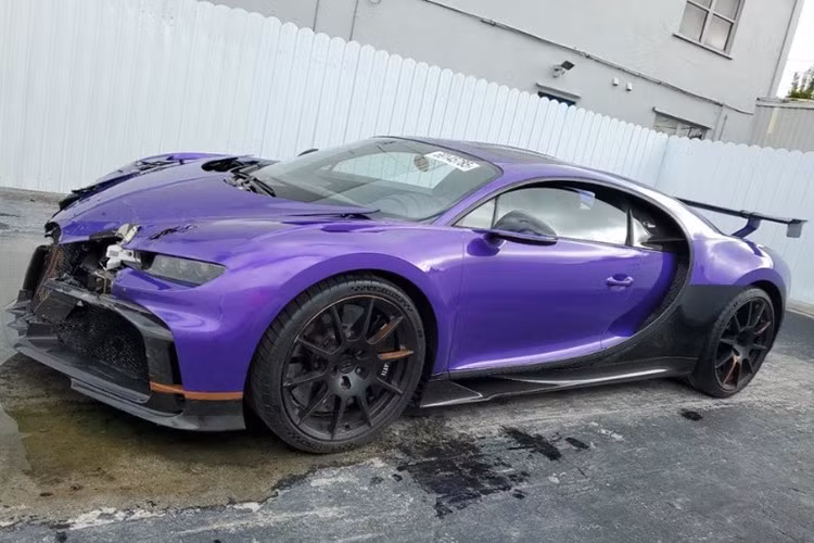 Mới đây, một chiếc Chiron Pur Sport đã gặp tai nạn nghiêm trọng tại Mỹ sau khi va chạm với một xe bán tải. Cú va chạm khiến phần đầu xe hư hại nặng, trong khi phần đuôi may mắn gần như còn nguyên vẹn.