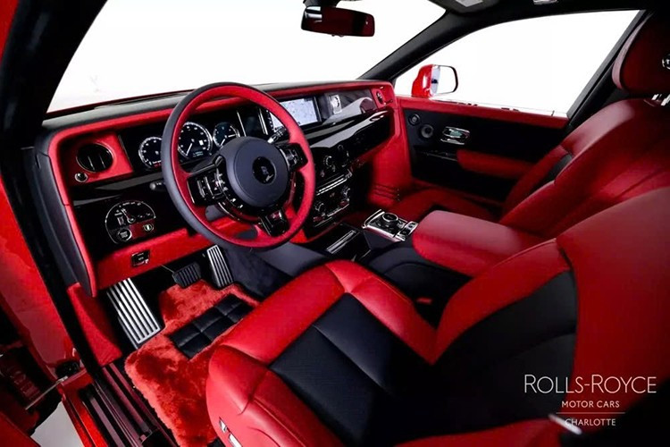 Danh sách trang bị cực dài bao gồm gói Phantom, được cho là tùy chọn có giá 41.650 đô la. Xe cũng có biểu tượng Spirit of Ecstasy phát sáng (10.000 đô la), lưới tản nhiệt mạ crôm tối màu (3.800 đô la), ống xả mạ crôm (5.750 đô la), đồng hồ đặt làm riêng (6.600 đô la), nội thất đặt làm riêng (9.800 đô la), sợi kỹ thuật (14.050 đô la), cửa dập nổi Spirit of Ecstasy (2.250 đô la) và thảm sàn lông cừu màu đỏ Phoenix (1.825 đô la).