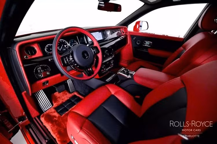 Danh sách trang bị cực dài bao gồm gói Phantom, được cho là tùy chọn có giá 41.650 đô la. Xe cũng có biểu tượng Spirit of Ecstasy phát sáng (10.000 đô la), lưới tản nhiệt mạ crôm tối màu (3.800 đô la), ống xả mạ crôm (5.750 đô la), đồng hồ đặt làm riêng (6.600 đô la), nội thất đặt làm riêng (9.800 đô la), sợi kỹ thuật (14.050 đô la), cửa dập nổi Spirit of Ecstasy (2.250 đô la) và thảm sàn lông cừu màu đỏ Phoenix (1.825 đô la).