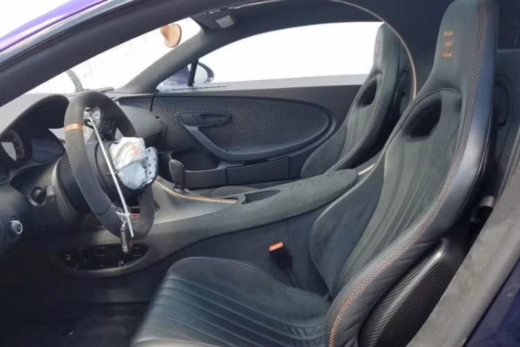 Chiếc xe vẫn còn rất mới, odo chỉ 5.617 km, nghĩa là chủ nhân hiện tại chỉ sử dụng thêm hơn 320 km kể từ khi mua lại. Sau vụ tai nạn, chiếc Chiron Pur Sport được đưa ra đấu giá tại Ba Lan với mô tả “hư hỏng hộp số” cùng mức giá rao 2,1 triệu euro (khoảng 64,6 tỷ đồng) - chỉ bằng một nửa so với giá trị thị trường của xe nguyên vẹn.