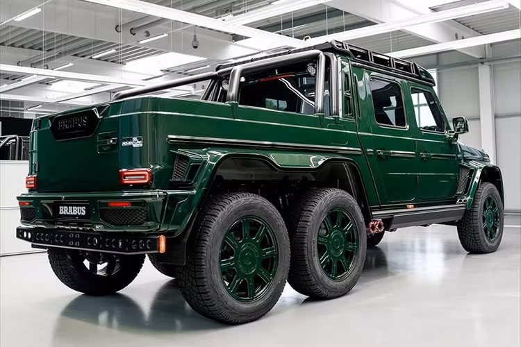 Giống như trước đây, chiếc SUV hạng sang Mercedes-AMG G63 này được nâng cấp mạnh mẽ này tự hào sở hữu hệ thống dẫn động 6x6, lớn hơn, cao hơn và được trang bị bộ body kit rộng.