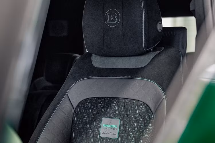 Bạn có biết con số "800" trong tên gọi của nó tượng trưng cho điều gì không? Nếu bạn nói về công suất, thì chắc chắn bạn biết về các dự án Brabus của mình. Chiếc Mercedes-AMG G 63 6x6 này có công suất 800 ps, tương đương 789 mã lực.