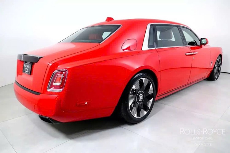 Bộ vành xe siêu sang Rolls-Royce Phantom VIII đỏ rực này trông giống hệt bản tiêu chuẩn, và bên trong gần như là sự kết hợp giữa đỏ và đen. Trần xe hình sao băng rõ ràng nằm trên sàn, và tựa đầu cùng các chi tiết nội thất khác được trang trí logo 'RR' vì những lý do dễ hiểu.