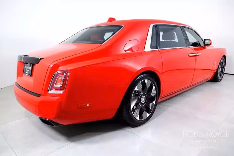 Bộ vành xe siêu sang Rolls-Royce Phantom VIII đỏ rực này trông giống hệt bản tiêu chuẩn, và bên trong gần như là sự kết hợp giữa đỏ và đen. Trần xe hình sao băng rõ ràng nằm trên sàn, và tựa đầu cùng các chi tiết nội thất khác được trang trí logo 'RR' vì những lý do dễ hiểu.