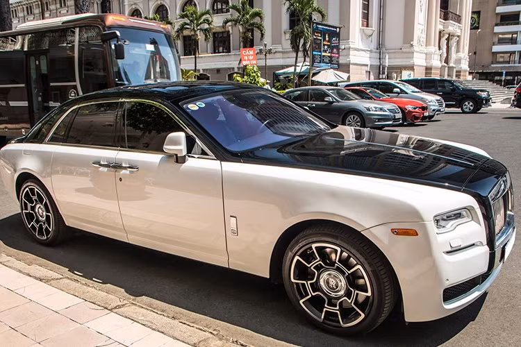 Sức mạnh được truyền tới bánh thông qua hộp số tự động 8 cấp, nhờ đó, cho phép chiếc xe siêu sang Rolls-Royce Ghost có thể dễ dàng tăng tốc từ vị trí đứng yên lên 96 km/h chỉ trong thời gian 4,5 giây trước khi đạt vận tốc tối đa giới hạn điện tử 250 km/h.