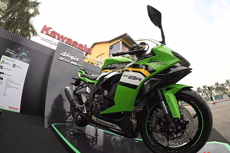 Phần đèn pha LED thấu kính của ZX-6R được thiết kế lại. Quây gió và các mảng ốp trên thân xe hình khối kiểu 3D. Kính chắn gió phía trước và đuôi xe vuốt nhọn. Xe vẫn phát triển dựa trên khung sườn của thế hệ tiền nhiệm..