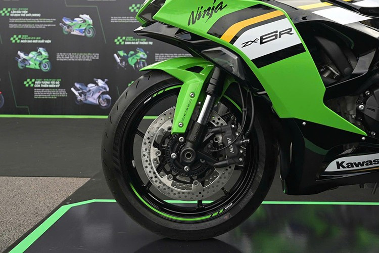 Hệ thống phanh gồm phanh đĩa kép 310 mm ở bánh trước và đĩa đơn 220 mm phía sau. Hệ thống giảm xóc gồm phuộc hành trình ngược phía trước và giảm xóc lò xo trụ phía sau, đều có thể điều chỉnh độ hồi và độ nén.