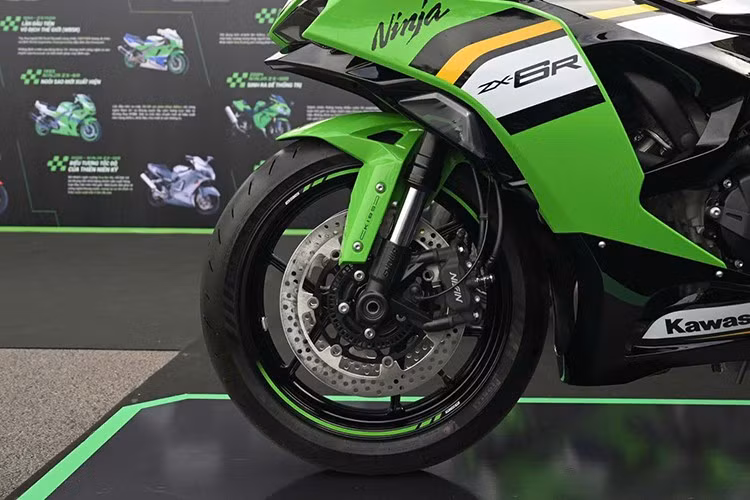 Hệ thống phanh gồm phanh đĩa kép 310 mm ở bánh trước và đĩa đơn 220 mm phía sau. Hệ thống giảm xóc gồm phuộc hành trình ngược phía trước và giảm xóc lò xo trụ phía sau, đều có thể điều chỉnh độ hồi và độ nén.