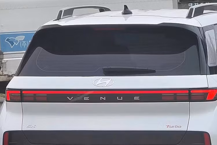 Điểm nhấn thu hút sự chú ý ngay lập tức đạp vào mắt người nhìn chính là bộ phận cánh gió trên mui xe thể thao hơn. Tiếp theo là ống xả kép, âm thanh mạnh mẽ hơn so với bản tiêu chuẩn.