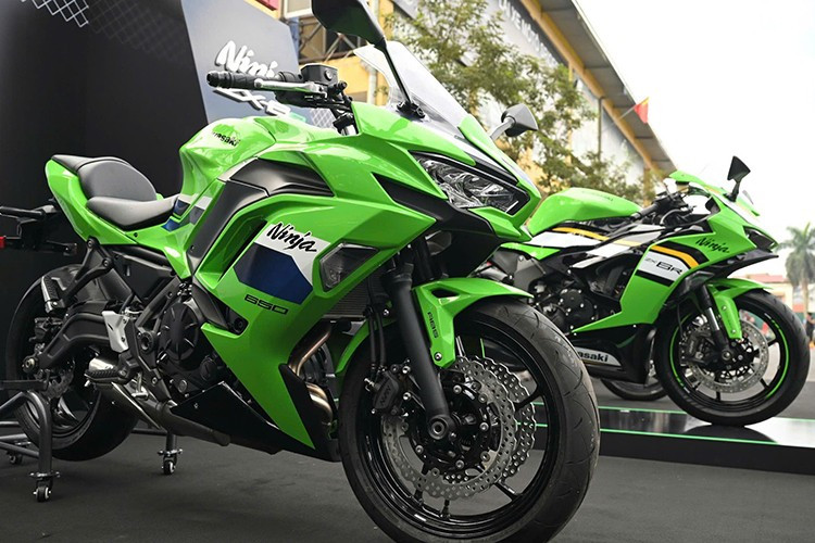 Kawasaki ZX-6R 2026 phiên bản nâng cấp được đánh giá có thiết kế lột xác so với bản tiền nhiệm khi thiết kế đổi mới hoàn toàn. Lấy cảm hứng từ đàn anh ZX-10R, những đường nét góc cạnh, hiếu chiến dày đặc trên ZX-6R