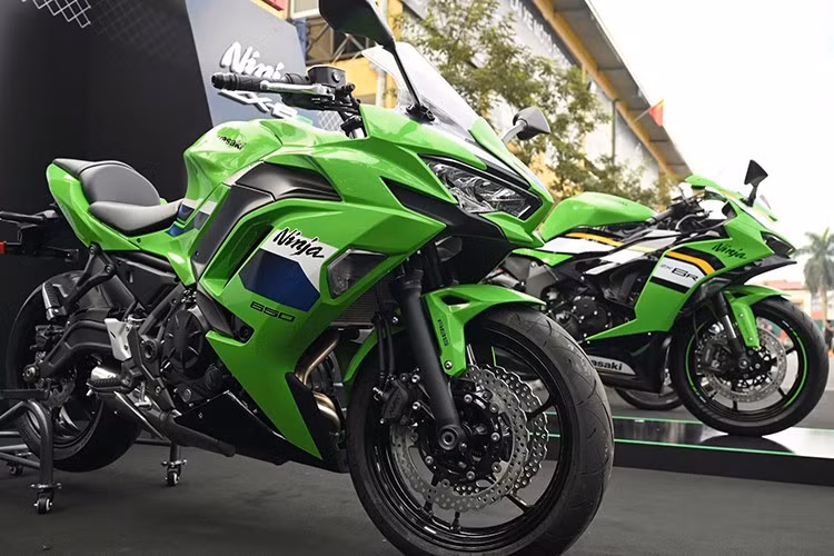Kawasaki ZX-6R 2026 phiên bản nâng cấp được đánh giá có thiết kế lột xác so với bản tiền nhiệm khi thiết kế đổi mới hoàn toàn. Lấy cảm hứng từ đàn anh ZX-10R, những đường nét góc cạnh, hiếu chiến dày đặc trên ZX-6R