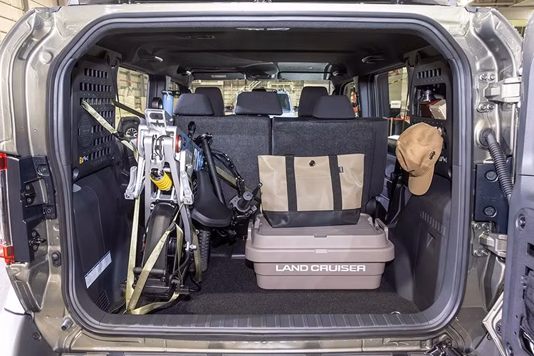 Một chi tiết thú vị là Toyota trang bị cho FJ các cản trước và sau có thể tháo rời, giúp dễ dàng thay thế khi hư hỏng và tiết kiệm chi phí sửa chữa. Hãng cũng gợi mở nhiều tùy chọn phụ kiện địa hình như ống thở, bậc lên xuống, baga mui ARB và tấm treo phụ kiện MOLLE ở cốp sau, cho thấy định hướng cá nhân hóa rõ rệt.