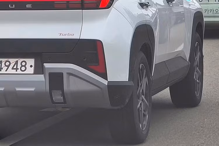 Thiết kế đuôi xe Hyundai Venue N Line 2026 hầu như được giữ nguyên so với thế hệ hiện tại, nhưng cũng giống như mặt trước, xe có các chi tiết màu Đen Bóng và điểm nhấn màu Đỏ cùng cản xe thể thao hơn.