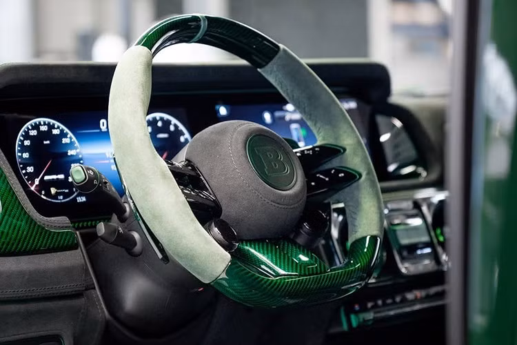 Tuy nhiên, cũng có rất nhiều điểm nhấn màu xanh lá cây ở bên trong nội thất Brabus XLP 800 6x6 Adventure, chủ yếu là ở đường khâu, đường viền và phần ốp sợi carbon sơn. Toàn bộ buồng lái đã được tùy chỉnh, và mặc dù một số người đam mê xe có thể sẽ cho rằng màu sắc này hơi quá đà.