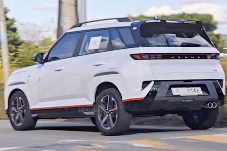 Ngoài ống xả mạnh mẽ hơn, Venue N Line 2026 có thể sở hữu hệ thống phanh mạnh hơn với thiết lập phanh đĩa sau, khả năng đánh lái sắc nét hơn với vô lăng N Line và hệ thống lái được sửa đổi, hệ thống treo cứng hơn cho cảm giác lái thể thao hơn, v.v.