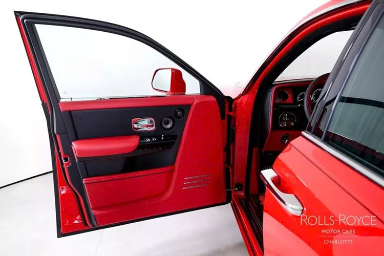 Chiếc sedan hạng sang bốn cửa đồ sộ này có trọng lượng không tải là 5.754 pound (2.610 kg) và, giống như Phantom thông thường, vốn có kích thước nhỏ hơn, nó sử dụng cùng nền tảng Architecture of Luxury với các mẫu xe grand tourer chạy điện Ghost, Cullinan và Spectre.