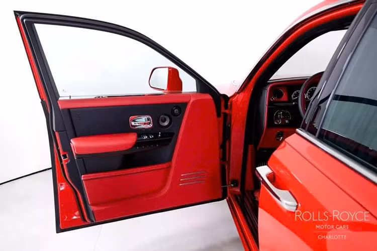 Chiếc sedan hạng sang bốn cửa đồ sộ này có trọng lượng không tải là 5.754 pound (2.610 kg) và, giống như Phantom thông thường, vốn có kích thước nhỏ hơn, nó sử dụng cùng nền tảng Architecture of Luxury với các mẫu xe grand tourer chạy điện Ghost, Cullinan và Spectre.