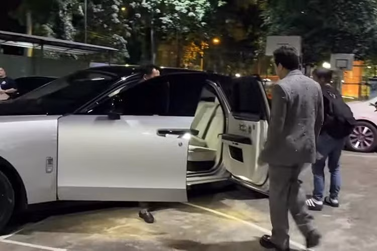 Chiếc xe siêu sang Rolls-Royce Ghost thế hệ mới này rất hay xuất hiện cùng vợ chồng MC, đạo diễn, diễn viên Trần Thành trong các sự kiện. Ngoại thất xe màu trắng phối cùng nửa thân trên màu đen, đi kèm bộ mâm đa chấu kép màu sáng.