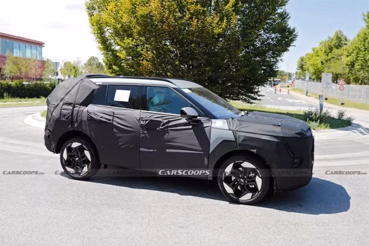 Được biết đến với tên mã nội bộ NX5, Hyundai Tucson 2027 mới được trang bị nội thất nâng cấp toàn diện, mang hơi hướng của các mẫu xe Hyundai mới nhất như Palisade và NEXO. Đồng thời, bên trong mẫu SUV cỡ C này còn xuất hiện những yếu tố thiết kế hoàn toàn mới như mặt táp-lô.