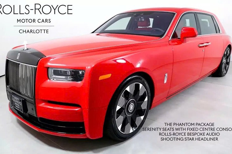 Hầu hết những chiếc Rolls-Royce Phantom mà mọi người bắt gặp ngoài trời đều có màu đen, chúng tôi nghĩ các màu này trông đẹp nhất. Một số chủ xe giàu có đã đặt mua xe màu trắng, số khác lại chọn màu bạc, xám hay đen...