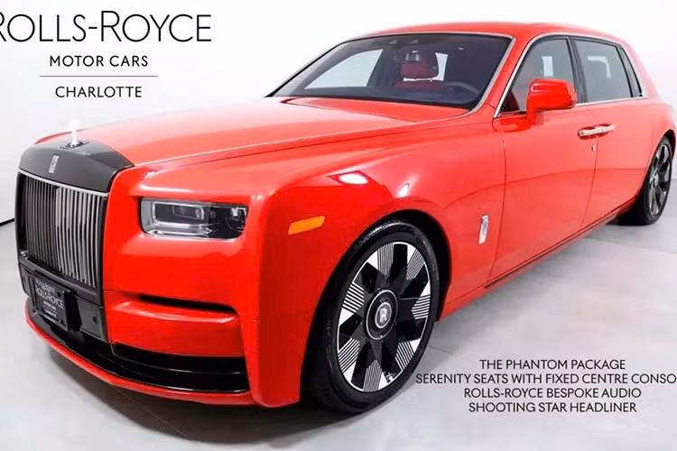 Hầu hết những chiếc Rolls-Royce Phantom mà mọi người bắt gặp ngoài trời đều có màu đen, chúng tôi nghĩ các màu này trông đẹp nhất. Một số chủ xe giàu có đã đặt mua xe màu trắng, số khác lại chọn màu bạc, xám hay đen...