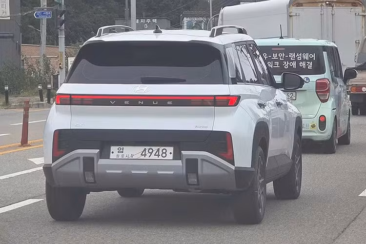 Hai bên hông Hyundai Venue N Line 2026 mới có nhiều chi tiết màu đen bóng hơn cùng với các điểm nhấn màu đỏ. Thiết kế mâm xe mới và nắp chụp trục bánh xe có logo N thay vì logo Hyundai. Ngoài ra, có thể thấy ốp thân xe được sơn cùng màu thân chứ không phải màu đen.