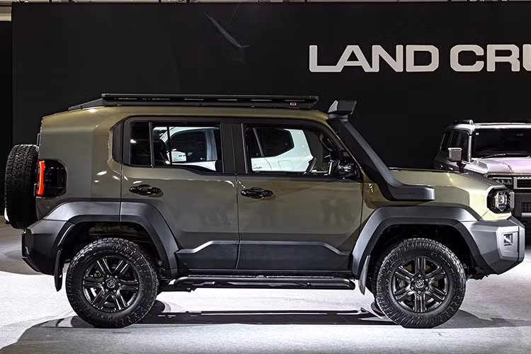 Toyota Land Cruiser FJ 2026 mới là sự kết hợp giữa tinh thần phiêu lưu lâu đời của dòng xe Land Cruiser và những đường nét hiện đại, trẻ trung. Xe được xây dựng trên nền tảng khung gầm rời body-on-frame kế thừa từ Hilux và Fortuner, nhưng có kích thước nhỏ gọn hơn đáng kể.