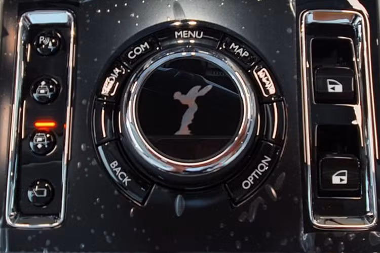 Các trang bị đẳng cấp trên Rolls-Royce Ghost 2021 có thể kể tới như hệ thống camera Flagbearer, màn hình trải trí cỡ lớn, đồng hồ đo kỹ thuật số, hệ thống âm thanh Bespoke 18 loa công suất 1.300 watt; bầu trời sao Starlight Headliner mới; hệ thống phát Wifi trong cabin xe; camera 360 độ, HUD...