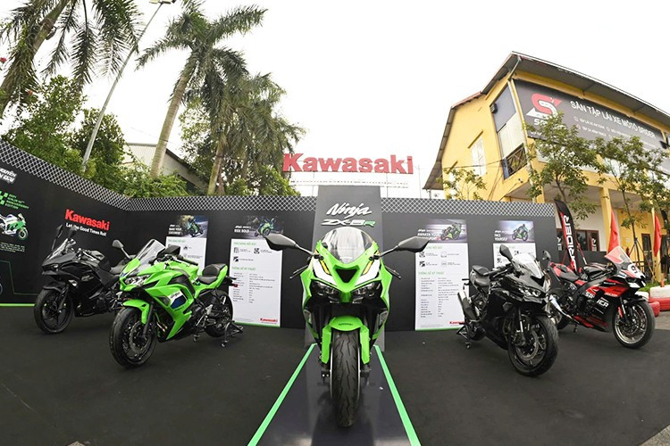 Kawasaki Việt Nam vừa chính thức giới thiệu phiên bản nâng cấp của mẫu sportbike Ninja ZX-6R. Xe được nhập khẩu nguyên chiếc từ Thái Lan và phân phối tại thị trường Việt Nam với một phiên bản duy nhất, giá xe Kawasaki Ninja ZX-6R 2026 niêm yết chính hãng là 299 triệu đồng.