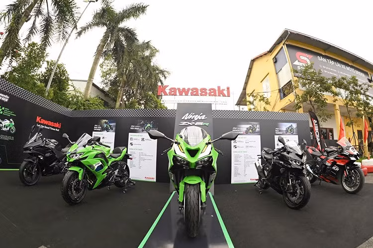Kawasaki Việt Nam vừa chính thức giới thiệu phiên bản nâng cấp của mẫu sportbike Ninja ZX-6R. Xe được nhập khẩu nguyên chiếc từ Thái Lan và phân phối tại thị trường Việt Nam với một phiên bản duy nhất, giá xe Kawasaki Ninja ZX-6R 2026 niêm yết chính hãng là 299 triệu đồng.