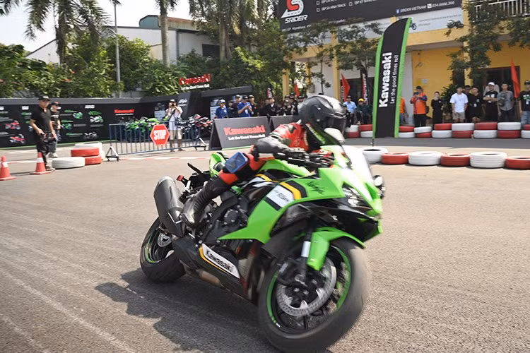 Tại thị trường Việt, Kawasaki Ninja ZX-6R 2026 được định vị trong nhóm sportbike (mô tô thể thao) tầm trung cùng với Honda CBR650R (265 triệu đồng) và Yamaha R7 (269 triệu đồng).