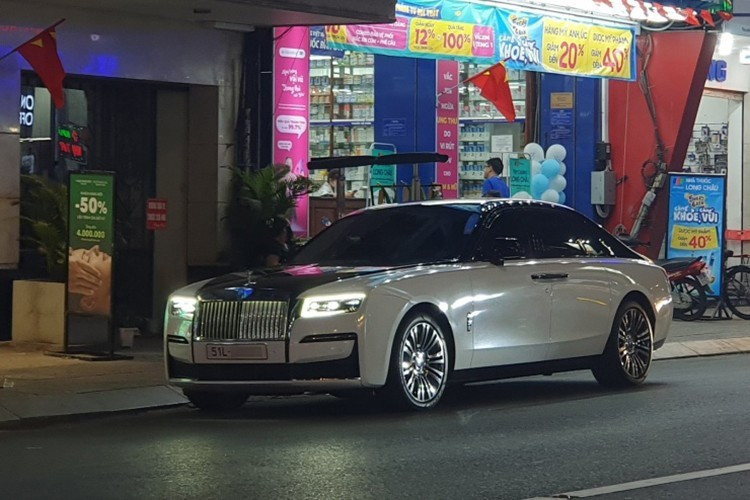 Về kích thước, Rolls-Royce Ghost của Trấn Thành có “vóc dáng” vừa vặn, “thanh lịch” hơn so với "người đàn anh" Phantom to lớn của mình. Cụ thể, xe có chiều dài cơ sở vừa phải chỉ 5.545 mm (Bản tiêu chuẩn) và 5.715 mm (Bản trục cơ sở dài), khá phù hợp để di chuyển trong phố.