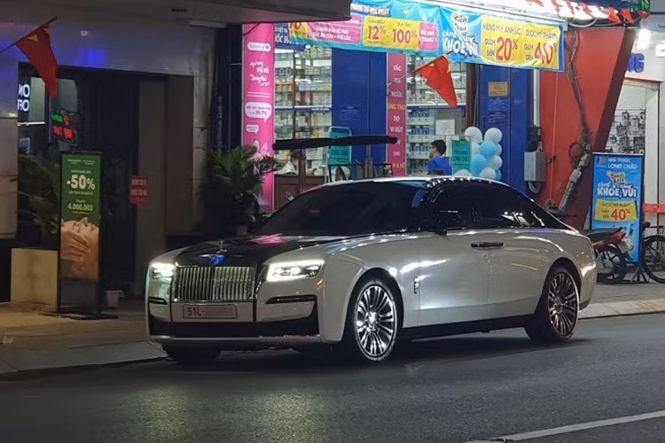 Về kích thước, Rolls-Royce Ghost của Trấn Thành có “vóc dáng” vừa vặn, “thanh lịch” hơn so với "người đàn anh" Phantom to lớn của mình. Cụ thể, xe có chiều dài cơ sở vừa phải chỉ 5.545 mm (Bản tiêu chuẩn) và 5.715 mm (Bản trục cơ sở dài), khá phù hợp để di chuyển trong phố.