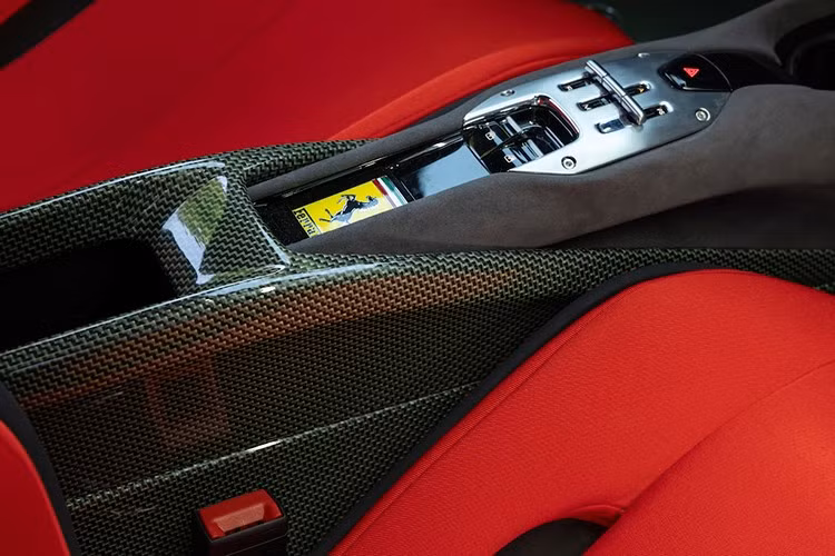 Nhưng ngoài đèn pha, Ferrari vẫn tìm được cách mô phỏng lại tinh thần của F40. Điển hình như hai bên thân xe, các hốc hút gió bên hông của F40 được thiết kế theo phong cách hiện đại, trong khi ở phía sau là cánh gió quen thuộc nhô lên từ nắp động cơ. Động cơ V6 được phô diễn qua "các khe gió Lexan màu khói", giống như cỗ máy V8 của F40.