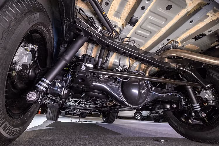 Land Cruiser FJ sở hữu vòm bánh xe vuông vức, ốp hông dày và trụ D lớn, đây vốn là chi tiết quen thuộc trên các thế hệ Land Cruiser trước đây, dù có thể ảnh hưởng đôi chút đến tầm quan sát phía sau. Phía sau xe có gắn bánh dự phòng lớn cùng cụm đèn hậu hình chữ C và cản sau chắc chắn giúp củng cố phong cách SUV địa hình.