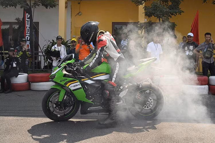 ZX-6R 2026 thế hệ mới sẽ tiếp tục sở hữu các công nghệ hỗ trợ lái quen thuộc như kiểm soát lực kéo (KTRC) và sang số nhanh hai chiều (quickshifter).