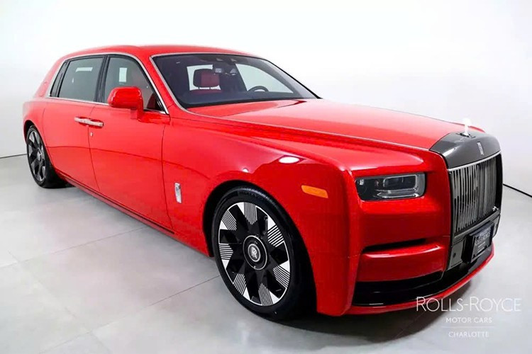 Xe sở hữu khối động cơ V12 tăng áp kép 6,75 lít cũng không được cải tiến. Rolls-Royce Phantom mất khoảng 6 giây để tăng tốc từ 0-100 km/h, và phiên bản EWB (trục cơ sở kéo dài), thông số kỹ thuật của chiếc xe trong hình, chậm hơn khoảng một giây khi tăng tốc trên đường thẳng.