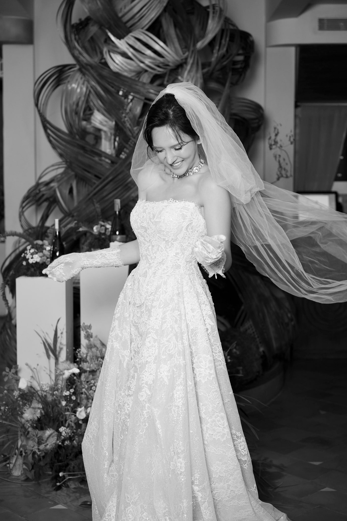 Khoác lên mình váy cưới trắng tinh khôi, người đẹp chuyển giới sinh năm 1997 Nguyễn Hoàng Học khiến nhiều người không khỏi trầm trồ trước visual được ví như “búp bê sống”, vừa ngọt ngào vừa sang trọng.