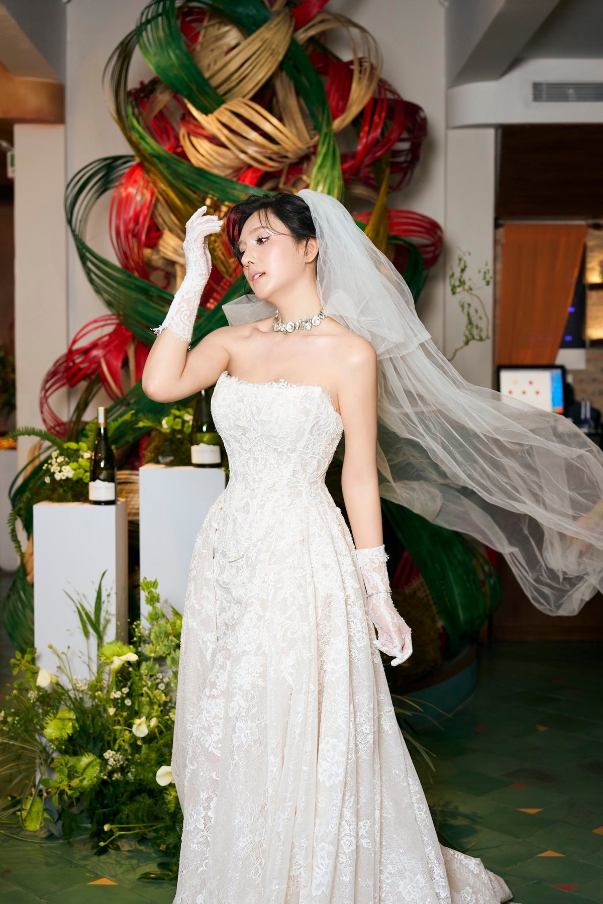 Phom dáng ôm sát giúp các đường cong cơ thể trở nên hài hòa, nữ tính, toát lên vẻ quyến rũ tinh tế chứ không phô trương. Dưới ánh đèn và góc máy cận cảnh, làn da mịn màng cùng thần thái tự tin càng khiến hình ảnh của cô thêm phần cuốn hút.