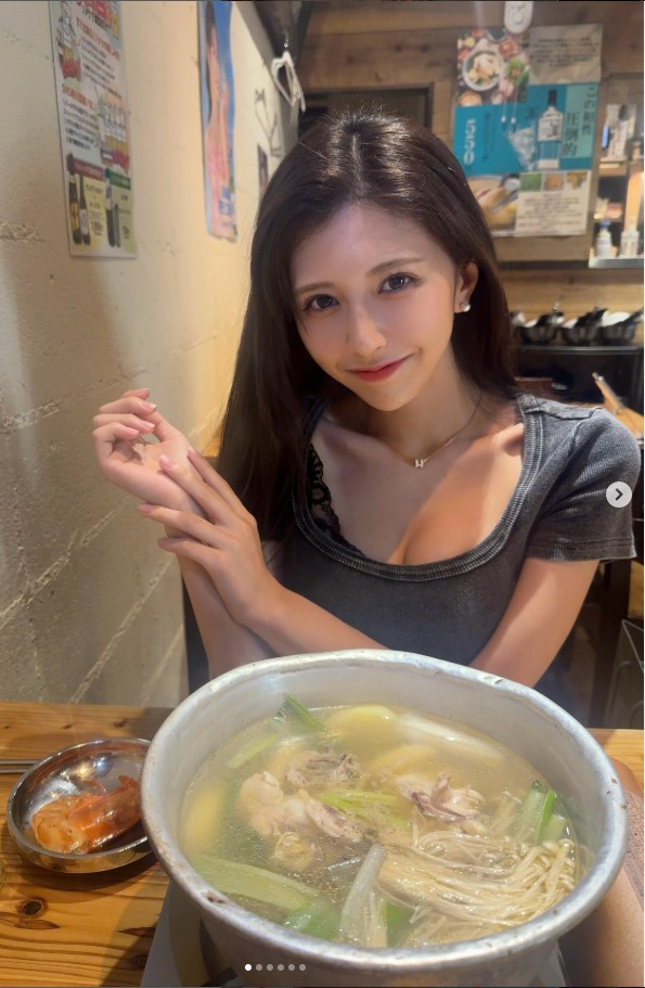 Nhiều người hâm mộ ví von rằng chỉ cần nhìn Ami mỉm cười, "bệnh nào cũng khỏi", trong khi một số bình luận đùa rằng "ước gì được nhập viện ở Tokyo để cô y tá này chăm sóc".