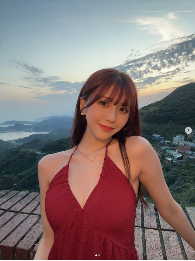 Dù chỉ là những tấm hình selfie, ánh sáng tự nhiên và góc chụp tinh tế cũng đủ để Ami thu hút hàng chục nghìn lượt yêu thích mỗi bài đăng.