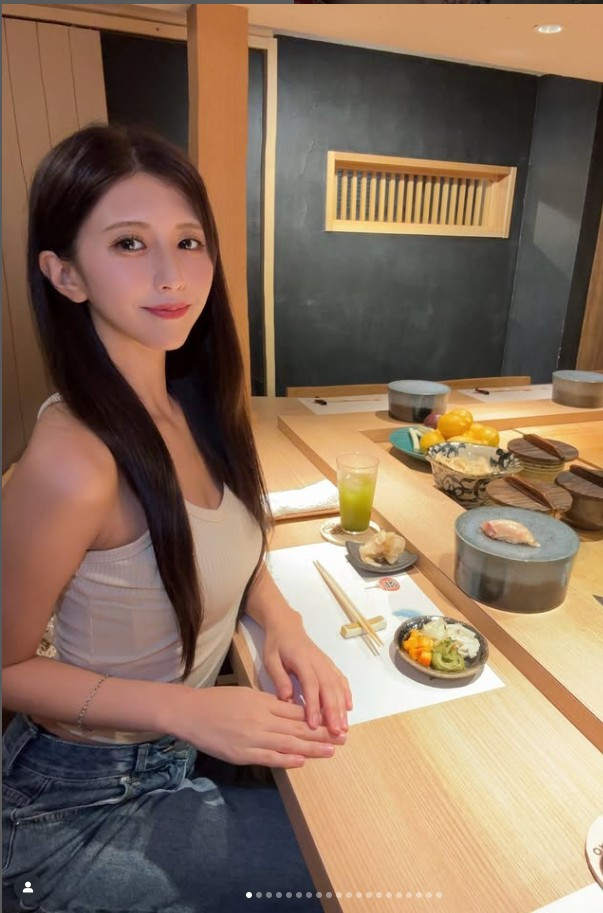 Ở mỗi khung hình, cô luôn toát lên cảm giác trong trẻo, nhẹ nhàng nhưng vẫn có gì đó rất quyến rũ, khó rời mắt.