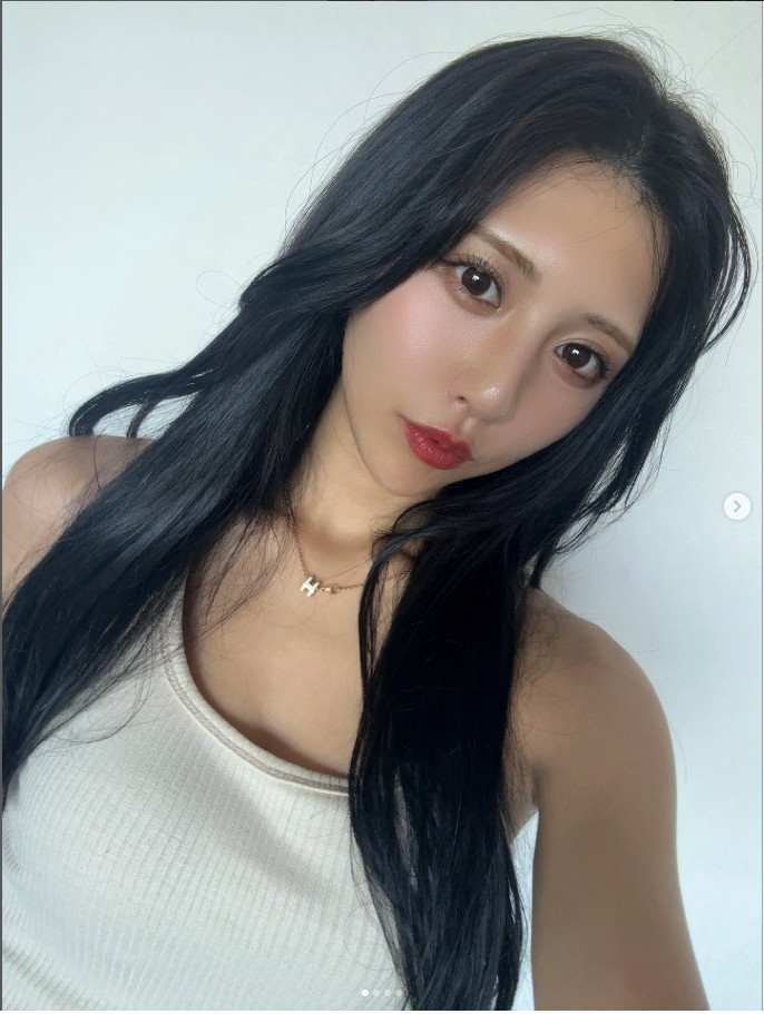 Điều khiến cộng đồng mạng thích thú chính là sự cân bằng giữa hình ảnh "nữ y tá chuẩn mực" và "cô gái Nhật năng động, yêu đời" mà Ami thể hiện rất tự nhiên.