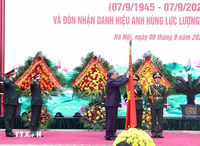 Tổng Bí thư Tô Lâm trao tặng Danh hiệu Anh hùng Lực lượng Vũ trang Nhân dân cho Bộ Tổng Tham mưu Quân đội Nhân dân Việt Nam. (Ảnh: Thống Nhất/TTXVN)