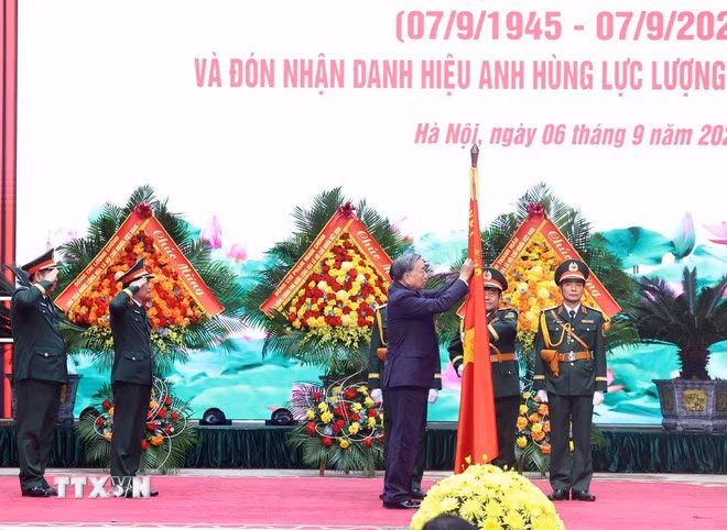 Tổng Bí thư Tô Lâm trao tặng Danh hiệu Anh hùng Lực lượng Vũ trang Nhân dân cho Bộ Tổng Tham mưu Quân đội Nhân dân Việt Nam. (Ảnh: Thống Nhất/TTXVN)
